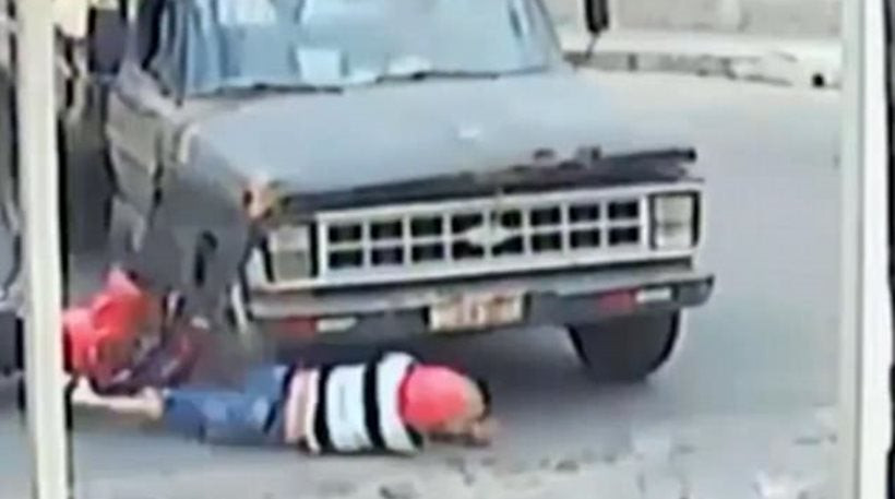Αυτό είναι τύχη! Μοτοσικλετιστής «έπεσε» στις ρόδες φορτηγού και γλίτωσε χωρίς γρατζουνιά (βίντεο)